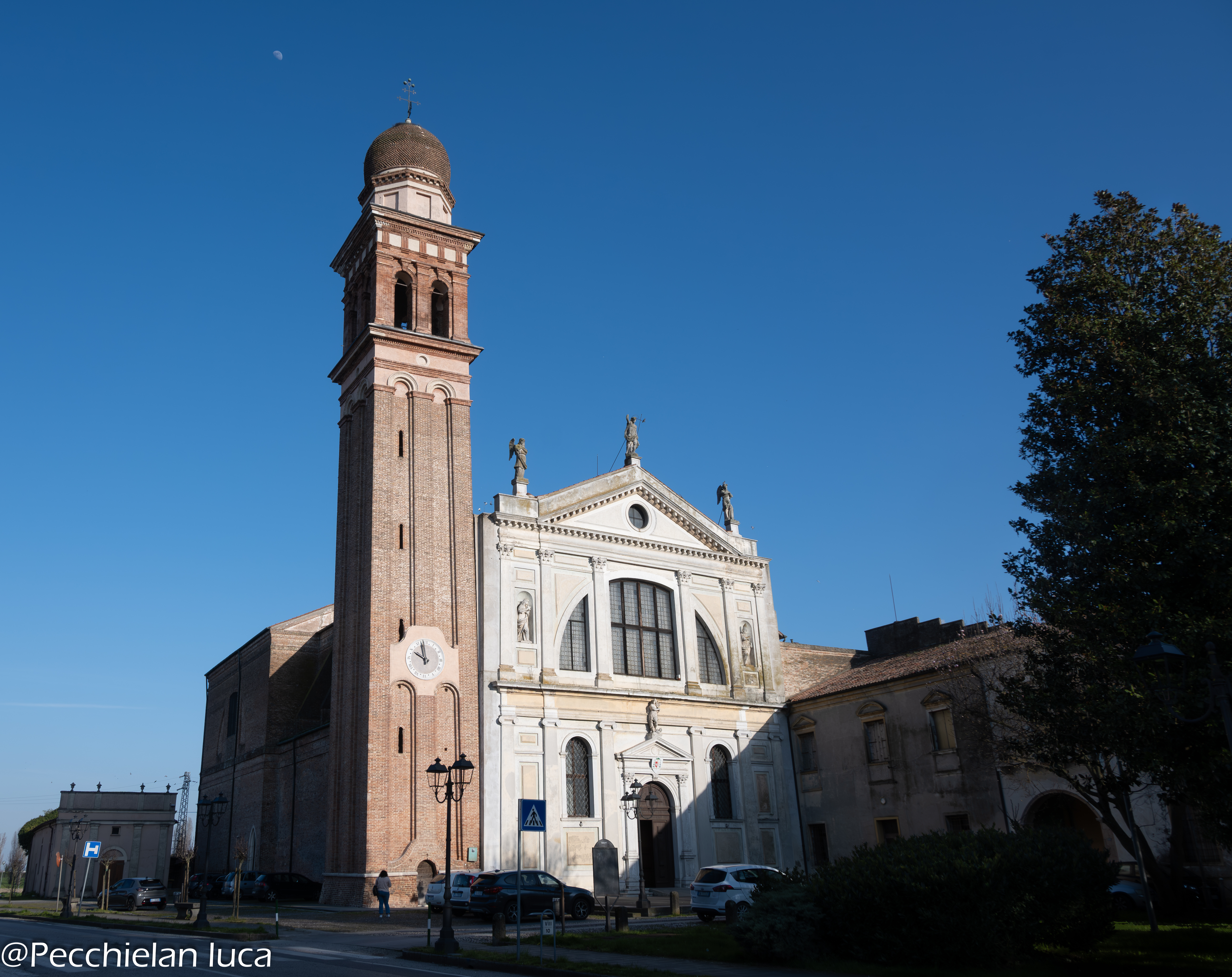 La facciata del Duomo di San Michele Arcangelo a Candiana