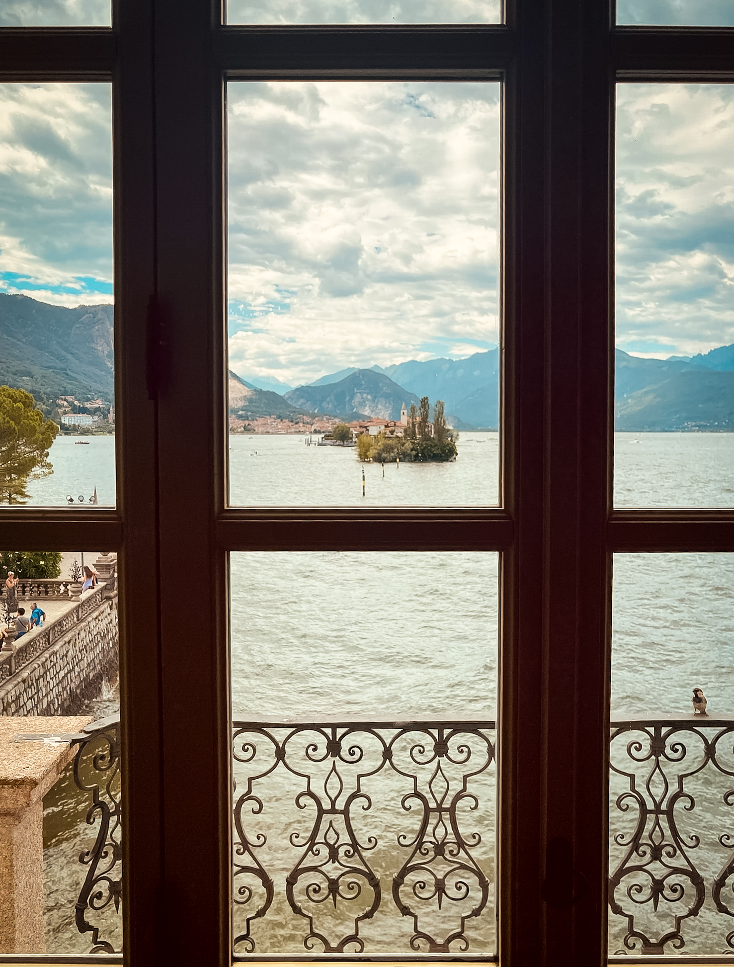 Vista delle Isole Borromee attraverso una finestra antica