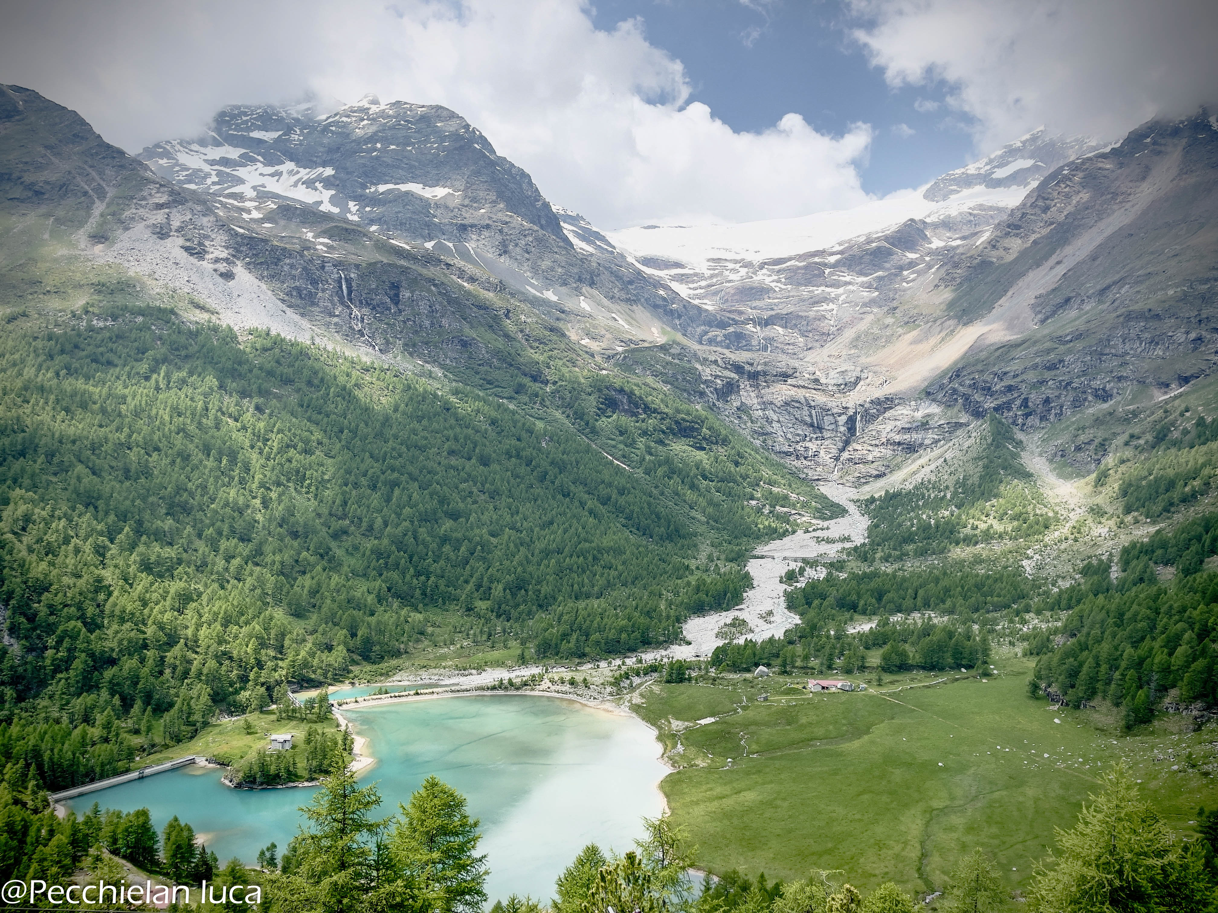 Lago di Brusio con riflessi delle montagne