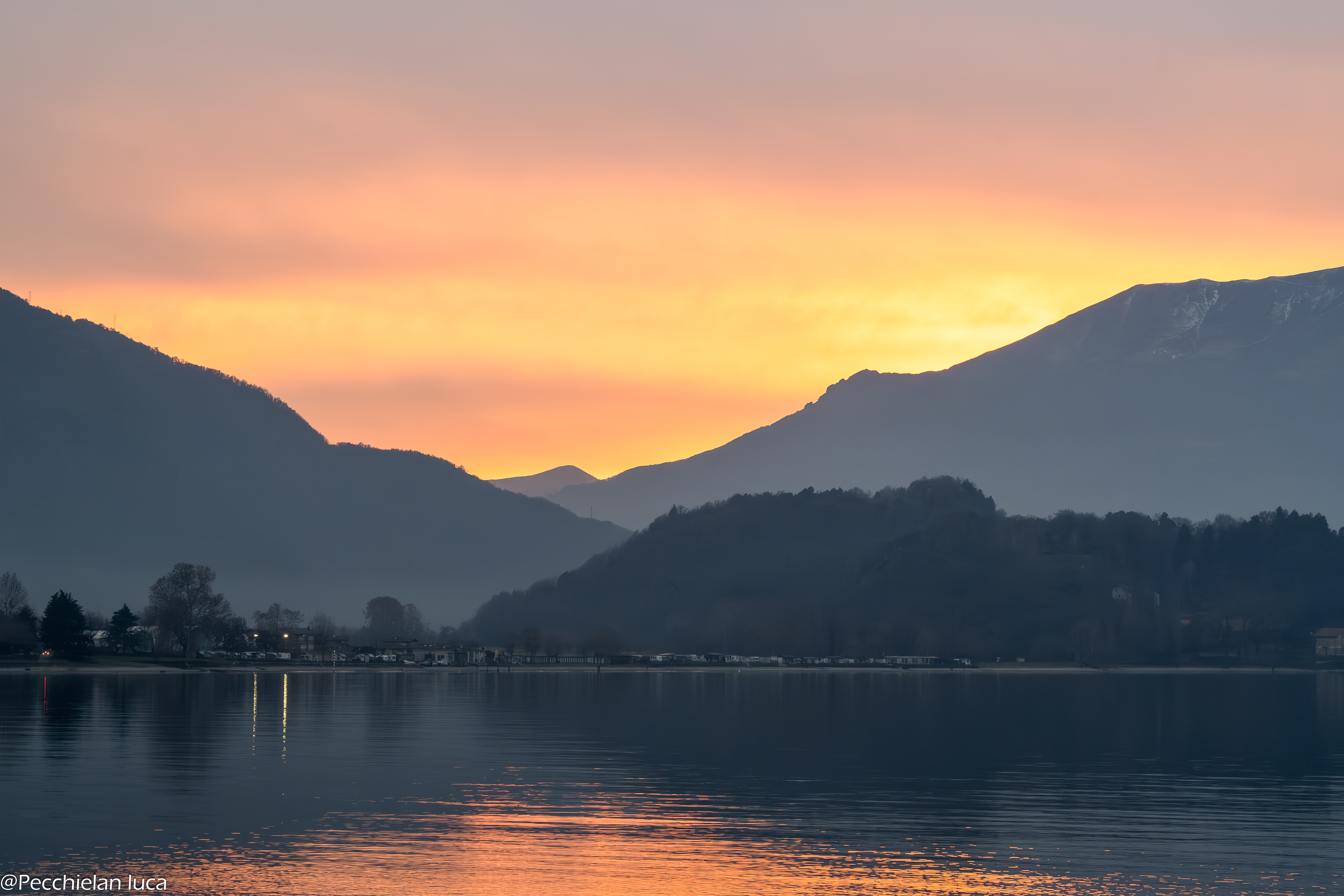 Tramonto rosso sul Lago di Como a Colico